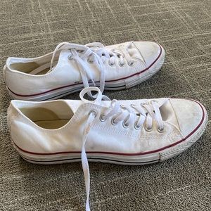 White mens low top Chuck Taylor Converse sneakers size 10